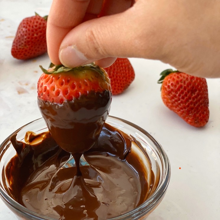 Easy Chocolate Covered Strawberries - Drive Me Hungry