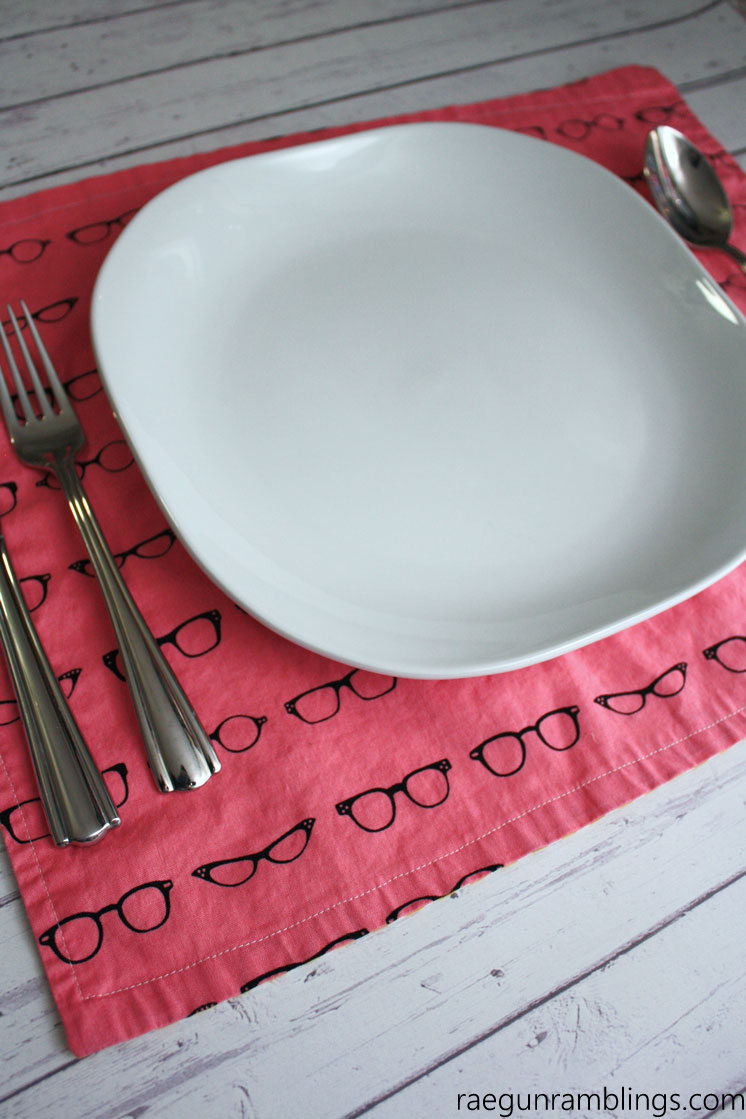 Very easy DIY 15 minute reversible placemats sewing tutorial and free pattern