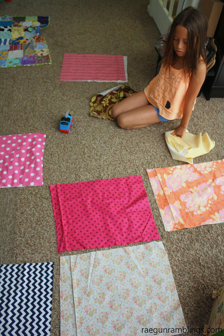 Perfect beginning sewing project. DIY reversible placemats. Free pattern and 15 minute tutorial